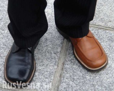 Глава Еврокомиссии пришёл на пресс-конференцию в разных ботинках (ВИДЕО)