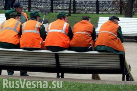 В Киеве коммунальщики устроили драку в грязи (ВИДЕО)