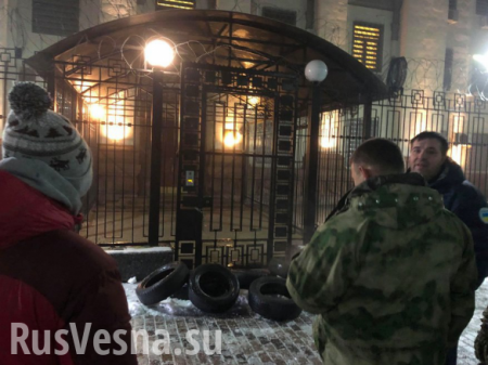 «Объявляем войну»: к посольству России на Украине двигается агрессивная группа людей (ФОТО)