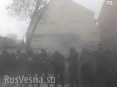 СРОЧНО: Неонацисты подожгли российское консульство в Харькове (ФОТО, ВИДЕО)
