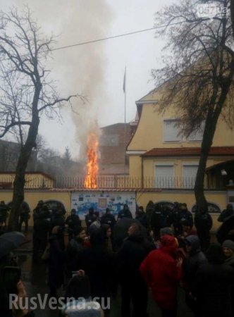 СРОЧНО: Неонацисты подожгли российское консульство в Харькове (ФОТО, ВИДЕО)