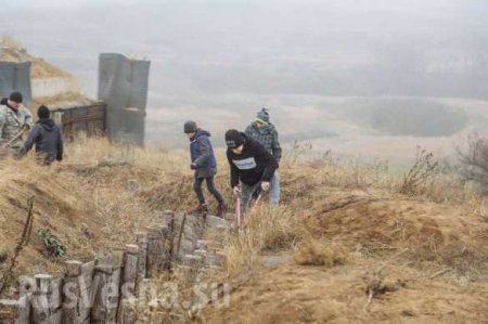 В Мариуполе детей сорвали с учёбы и бросили копать окопы (+ФОТО, ВИДЕО)