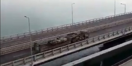 По Крымскому мосту прошла колонна военной техники (ФОТО, ВИДЕО)