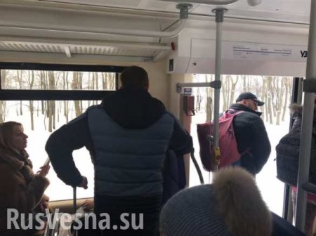 Люди выпрыгивали из поезда и бежали по сугробам: под Киевом сломалась распиаренная Порошенко электричка (ФОТО, ВИДЕО)