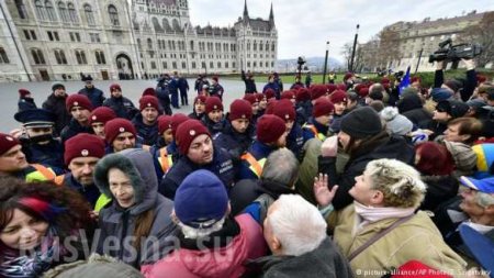Тысячи венгров вышли на протест против «рабских законов» (+ФОТО, ВИДЕО)