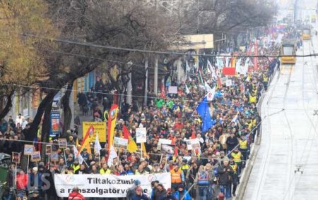Тысячи венгров вышли на протест против «рабских законов» (+ФОТО, ВИДЕО)