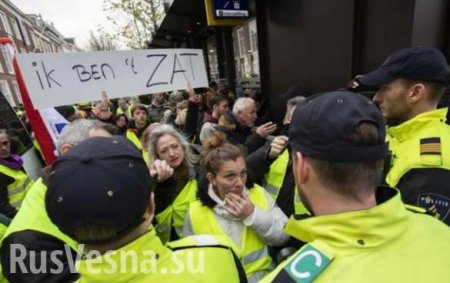 Призрак бродит по Европе: «Жёлтые жилеты» добрались до Нидерландов (ФОТО)