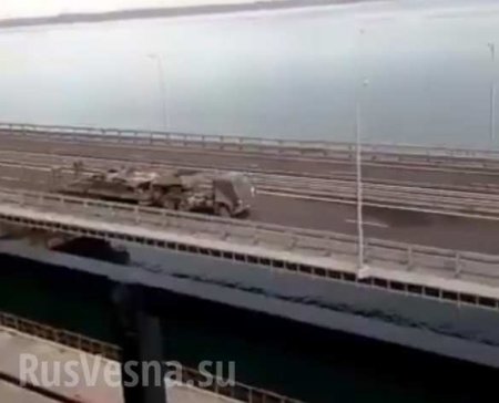 По Крымскому мосту прошла колонна военной техники (ФОТО, ВИДЕО)