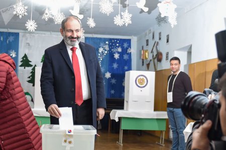 Пашинян празднует победу на внеочередных выборах в Армении (ФОТО)