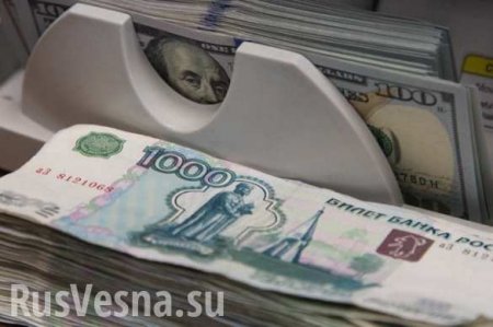 Рубль упал почти до 70 за доллар из-за резкого снижения спроса инвесторов