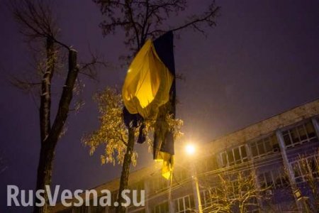 Знаки: В Днепропетровске сорван самый большой флаг Украины (ФОТО)