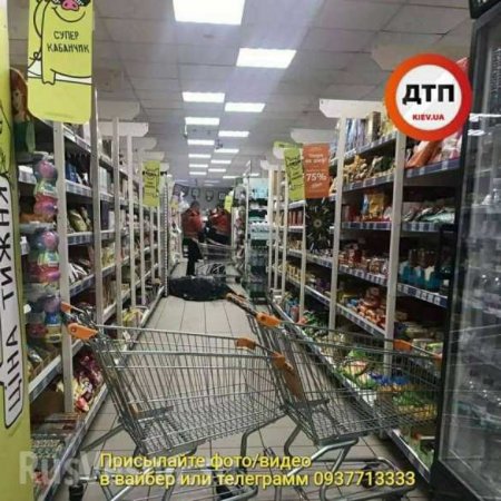В Киеве мужчина отравился алкоголем и умер прямо в супермаркете (ФОТО)