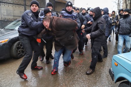 В Одессе полицейские скрутили неонацистов, пытавшихся кидать в консульство России краску и яйца (ФОТО, ВИДЕО)
