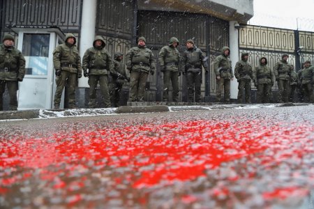 В Одессе полицейские скрутили неонацистов, пытавшихся кидать в консульство России краску и яйца (ФОТО, ВИДЕО)
