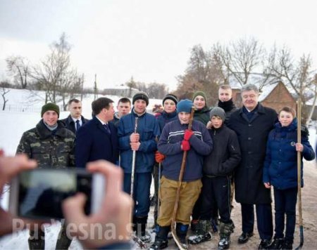 Порошенко порадовался за украинских детей, играющих в хоккей палками и без коньков (ФОТО)