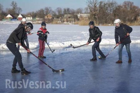 Порошенко после скандала подарил сельским детям клюшки, но коньков у них по-прежнему нет (ФОТО)