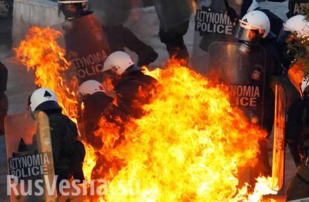 Беспорядки в Афинах — протестующие штурмуют здание парламента. ПРЯМАЯ ТРАНСЛЯЦИЯ. Смотрите и комментируйте с «Русской Весной»