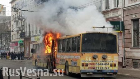 Пламя из окон и чёрный дым: на улице Русской в Тернополе загорелся троллейбус (ФОТО, ВИДЕО)
