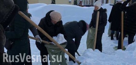 Уволена чиновница, заставившая учителей убирать снег в мешки в 20-градусный мороз (ФОТО)