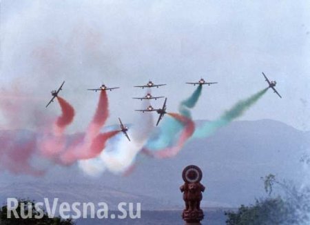 В небе Индии столкнулись два военных самолёта (ФОТО, ВИДЕО 18+)