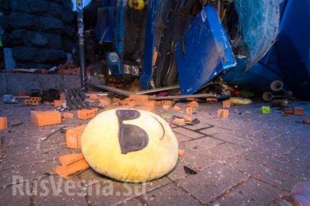 Подарок Кличко: напротив мэрии Киева перевернулась фура с кирпичами (ФОТО, ВИДЕО)