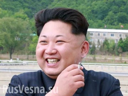 Ким Чен Ын покурил на перроне по пути к Трампу (ВИДЕО)