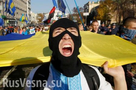 Украина средневековая: Нацисты в центре Киева привязали к столбу подростка (ВИДЕО 18+)