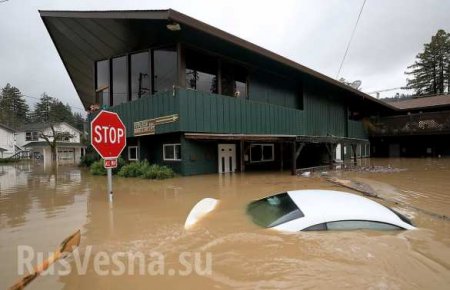 Города в США уходят под воду из-за разлива реки Русская (ФОТО, ВИДЕО)