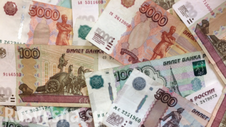 Средняя зарплата чиновников в России почти достигла 130 тысяч рублей в месяц