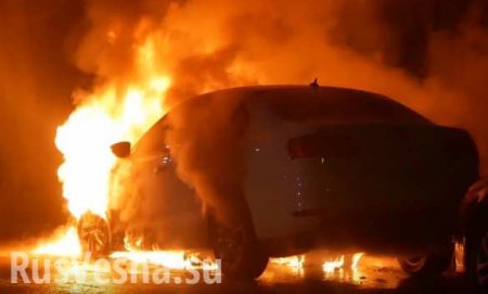 «Это горит моя машина после встречи с Порошенко»: Украинцу сожгли авто после вопроса президенту (ФОТО, ВИДЕО)