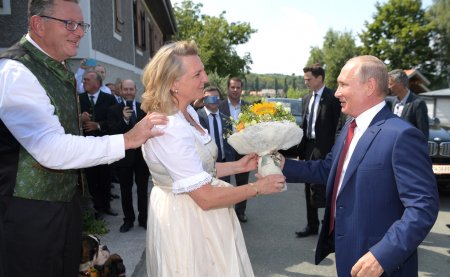 Глава МИД Австрии рассказала, как курила с Лавровым и впервые встретилась с Путиным