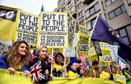 Десятки тысяч британцев вышли на массовый митинг из-за Brexit (ФОТО)