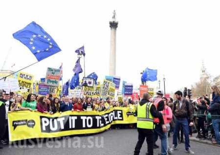 Десятки тысяч британцев вышли на массовый митинг из-за Brexit (ФОТО)