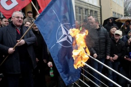 В столице Сербии сожгли флаги ЕС и НАТО (ФОТО, ВИДЕО)