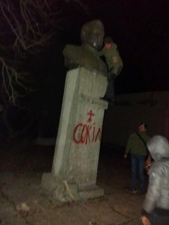Под Черниговом нацисты напали на памятник Ватутину (ФОТО)