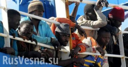 Мигранты захватили спасшее их судно в Средиземном море