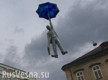 Ветер унёс мужчину с зонтом (ВИДЕО)