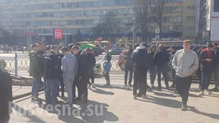 Началось: у здания ЦИК в Киеве собираются «титушки» (ФОТО)