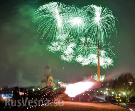 Это очень красиво! Небо Москвы озарил салют в честь 75-летия освобождения Одессы (ФОТО, ВИДЕО)