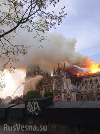 Пожар в Нотр-Дам взят под контроль, но не потушен полностью, — МВД Франции (ФОТО)