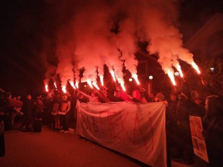 Толпа радикалов осадила дом генпрокурора Украины (ФОТО, ВИДЕО)