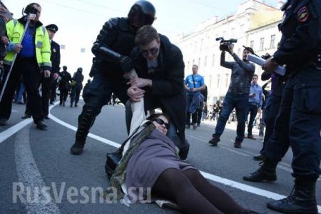 На первомайской демонстрации в Санкт-Петербурге прошли задержания (ФОТО, ВИДЕО)