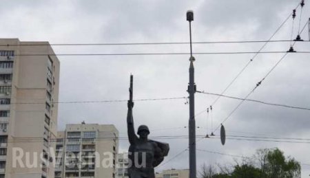 Знамение: В Харькове молния срезала украинский флаг на монументе Воину-освободителю (ФОТО)