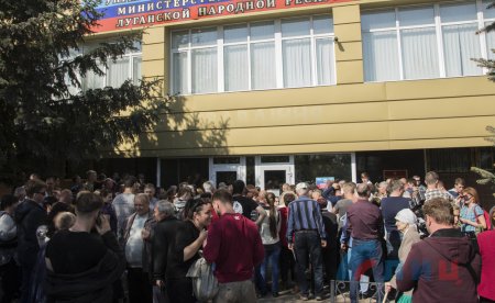 ВАЖНО: В Луганске открылся пункт приёма документов на гражданство РФ (ФОТО, ВИДЕО)