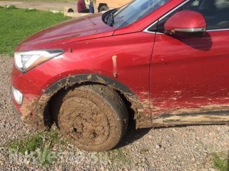 Автомобиль посла Канады застрял в грязи под Черкассами (ФОТО)