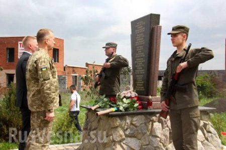 Перепутал войну: Новый командующий «ООС» возложил цветы к памятнику «атошникам» (ФОТО)