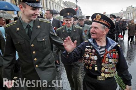 Люди от неожиданности расступились: трогательная встреча солдата и ветерана Великой Отечественной