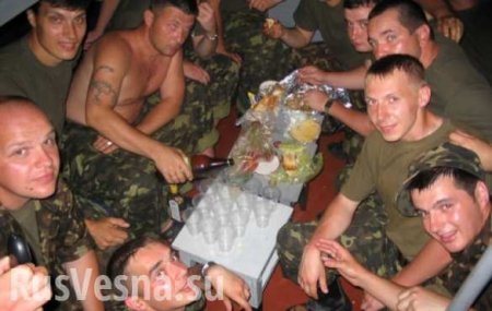 «Атошники — чмошники»: на Львовщине офис «ветеранов АТО» исписали оскорблениями (ФОТО)