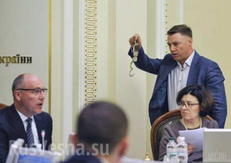 Скандал: Парубию принесли наручники на заседание Рады (ФОТО, ВИДЕО)