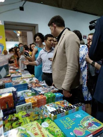 Курьёзные кадры: Зеленского поймали на книжной ярмарке (ФОТО, ВИДЕО)